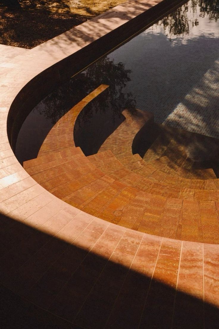 Sunlit curved architectural geometry